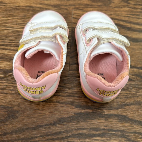 Looney tunes sneakers kid size 4-5 - Picture 2 of 3